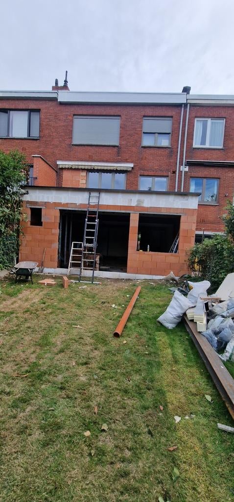 Achtergevel afbreken en draagbalk plaatsen.