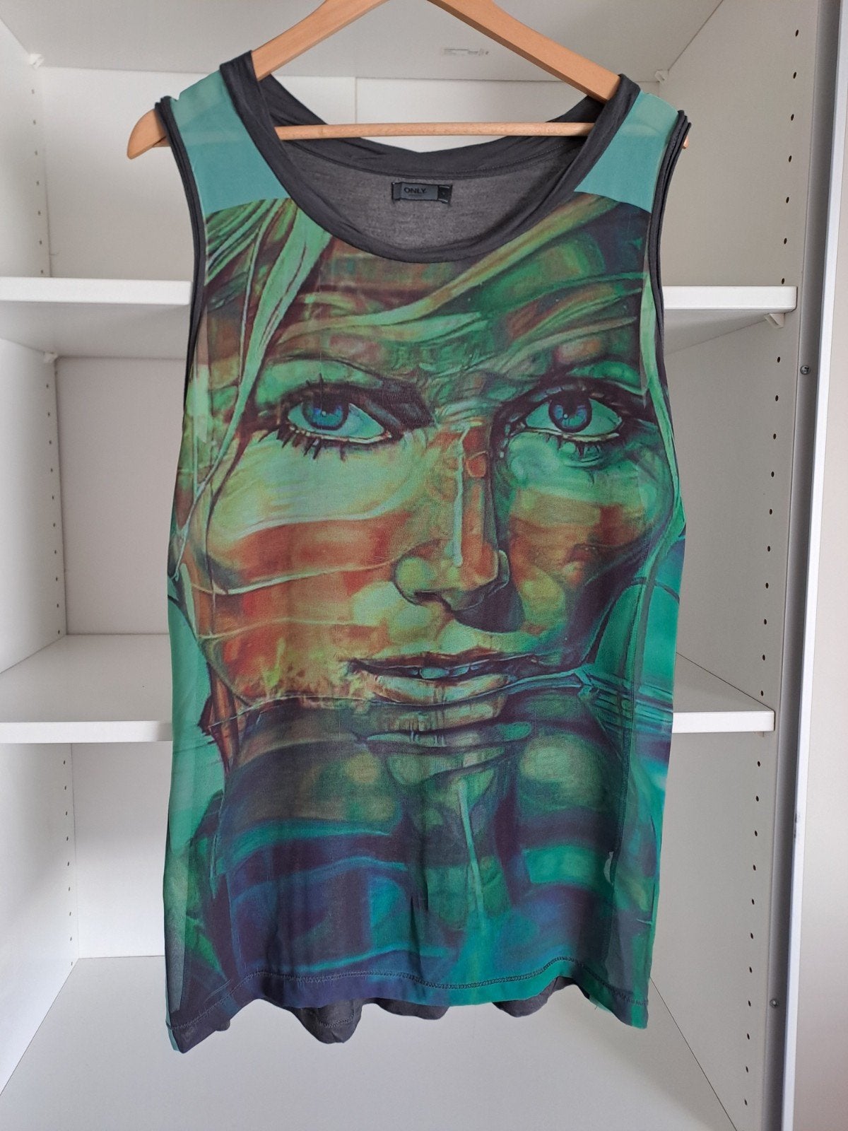 Mt L Donkergrijze top zonder mouwen, vooraan vrouwengezicht, Kleding | Dames, Topjes, Gedragen, Maat 42/44 (L), Grijs, Zonder mouw