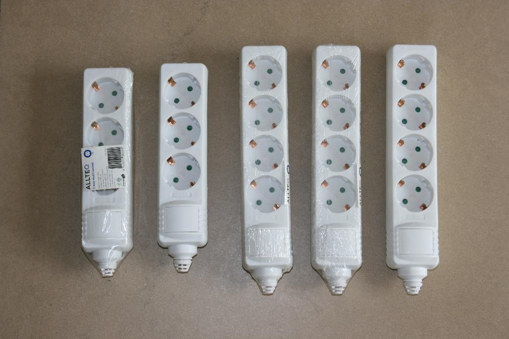 5 nieuwe (!) stekkerdozen met randaarding, Doe-het-zelf en Bouw, Elektriciteit en Kabels, Ophalen of Verzenden, Nieuw, Stopcontact