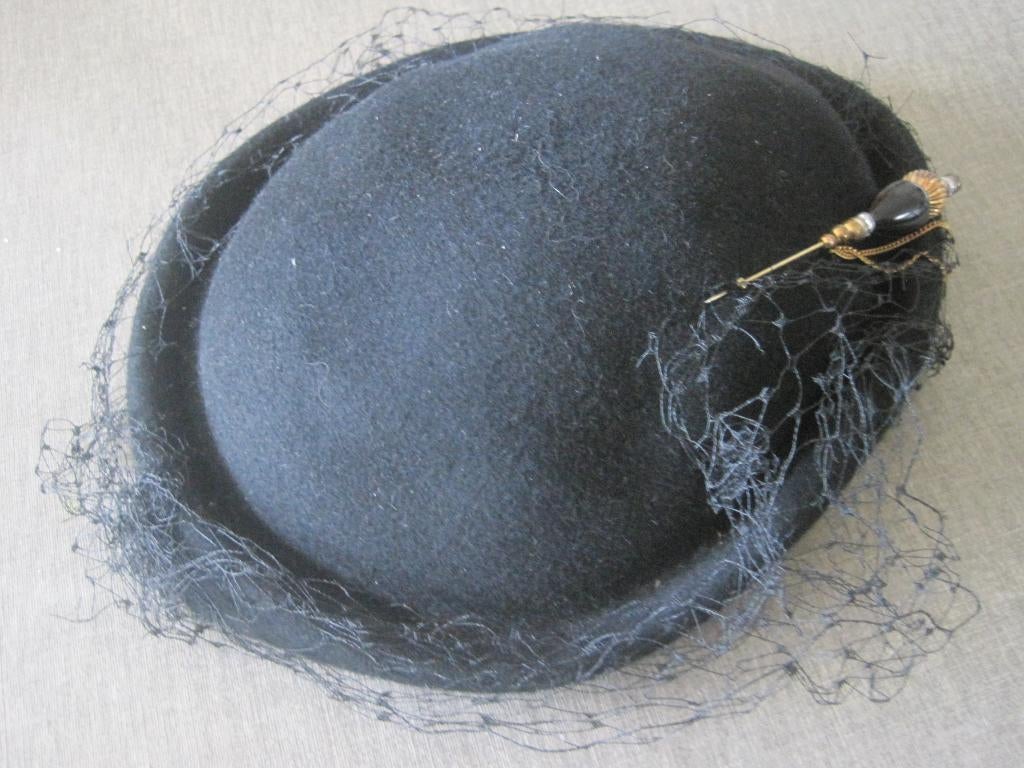 mooi vintage vilten hoedje met speld, Ophalen of Verzenden, Overige typen