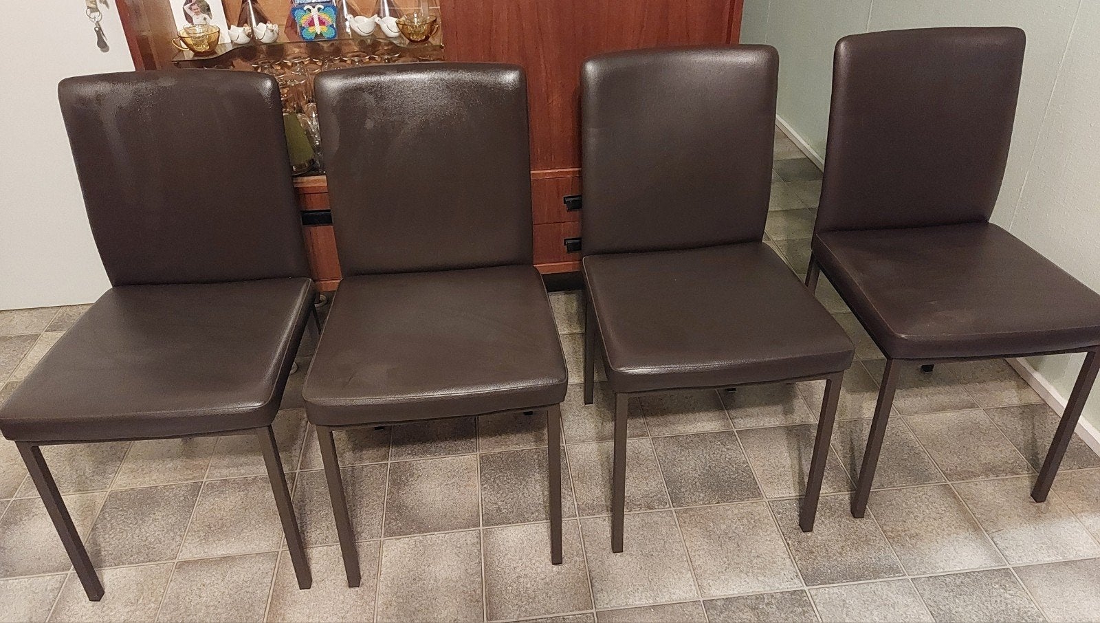 4 stoelen met donkerbruine zit en ijzeren poten., Huis en Inrichting, Ophalen, Kunststof, Bruin, Zo goed als nieuw
