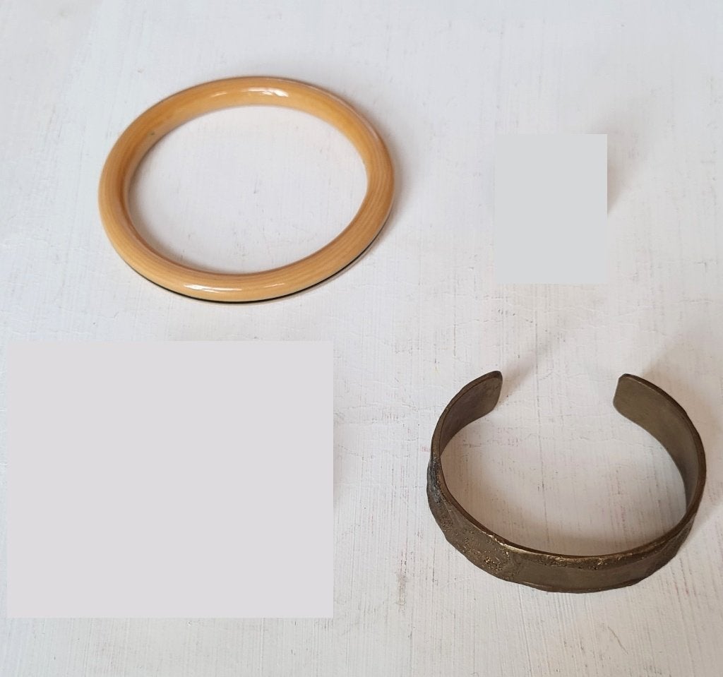 2 vintage armbanden, Handtassen en Accessoires, Armbanden, Gebruikt, Overige materialen, Beige, Ophalen of Verzenden