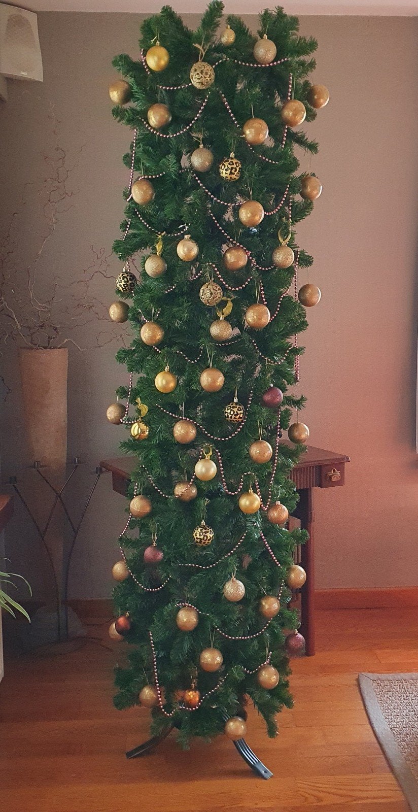 Vintage  smalle, rechte kerstboom  met decoratie, Ophalen