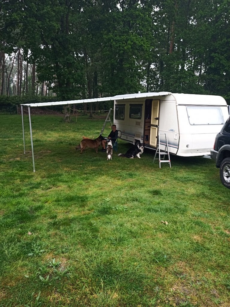 CARAVAN met VOORTENT 4,20 m x 4,20M, Jusqu'à 4, 5 à 6 mètres, 750 - 1000 kg, Particulier