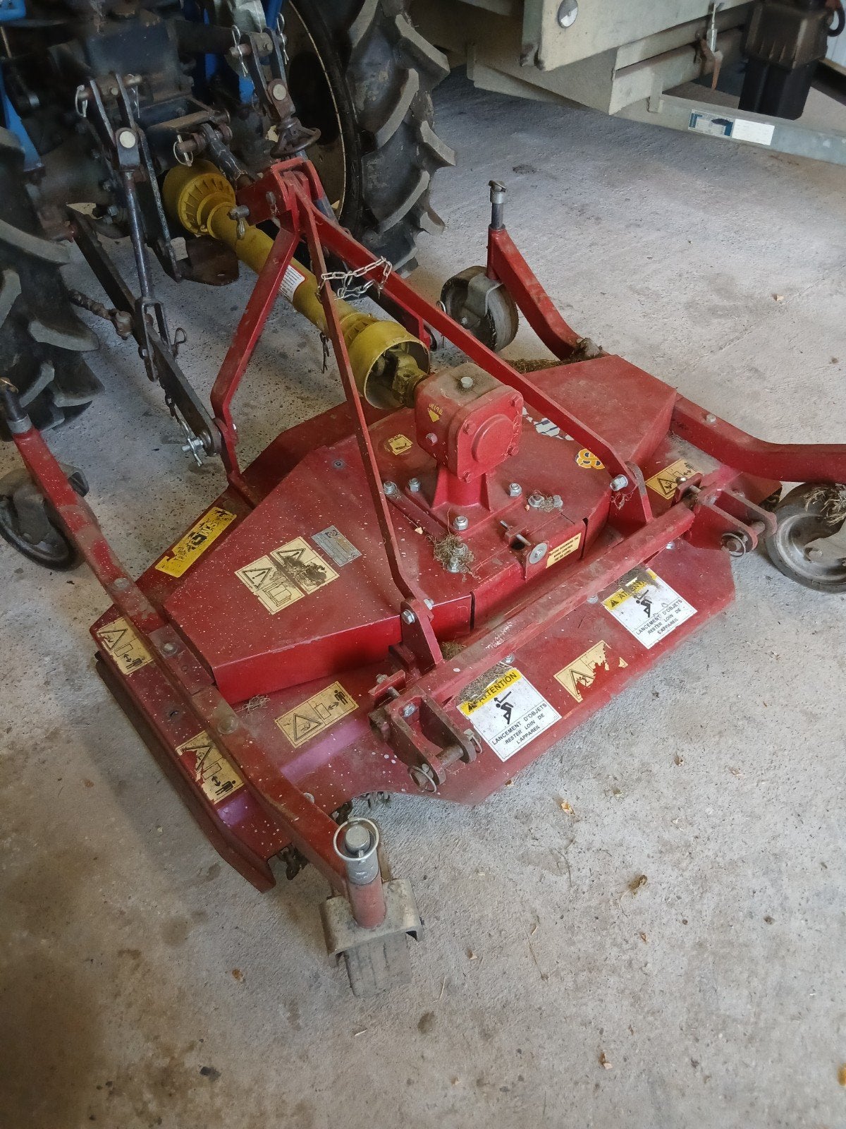 Kleine traktor met grondfrees en weidebloter, Ophalen