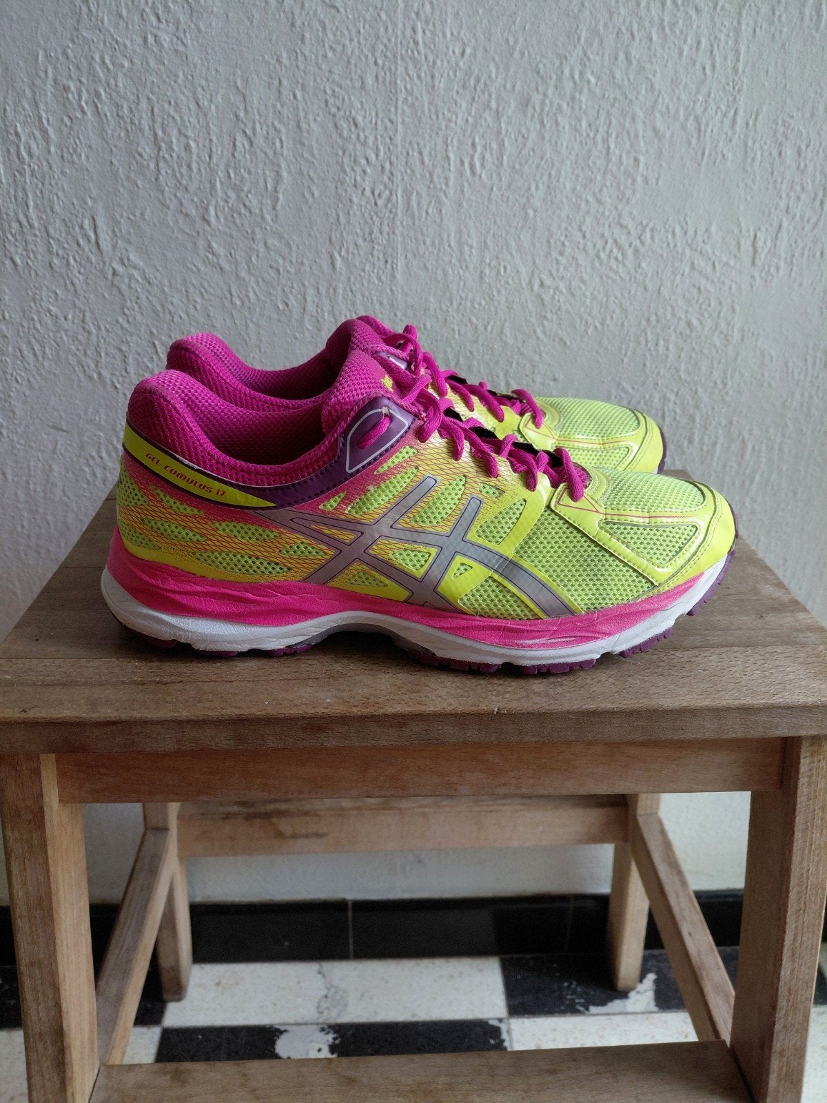 Baskets Asics Gel-Cumulus 17 GS rose/jaune fluo taille 40, Sneakers et Baskets, Porté, Asics, Jaune