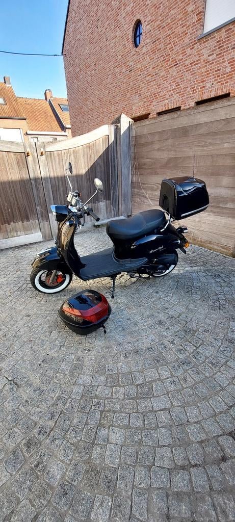 Retro Scooter Louwigi JJ50QT-4 met amper 25km op de teller., Ophalen