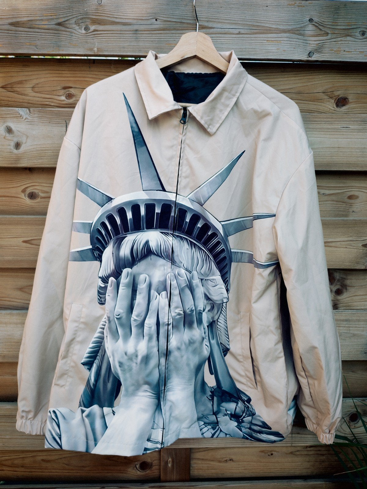 Beige coach jacket met Vrijheidsbeeld print – Maat XL, Kleding | Heren, Grote Maten, Ophalen of Verzenden, Beige