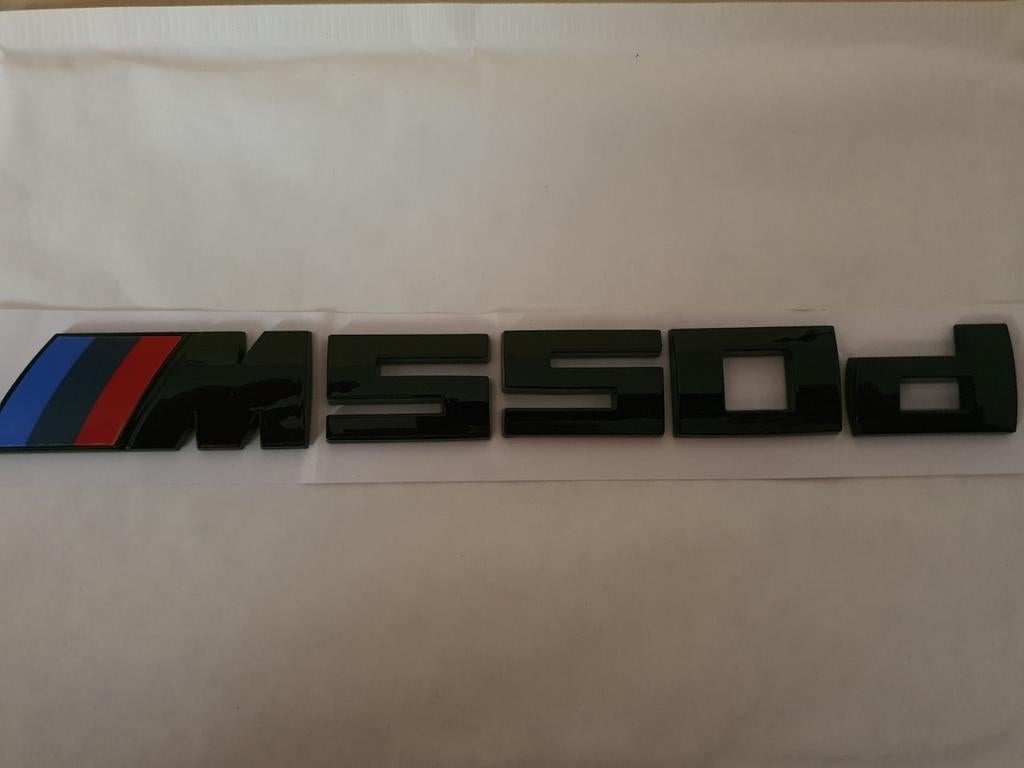 Bmw M550d koffer logo in het blinkend zwart (19,5 cm x 2 cm), Auto-onderdelen, Achterklep, Nieuw, Ophalen of Verzenden, Achter