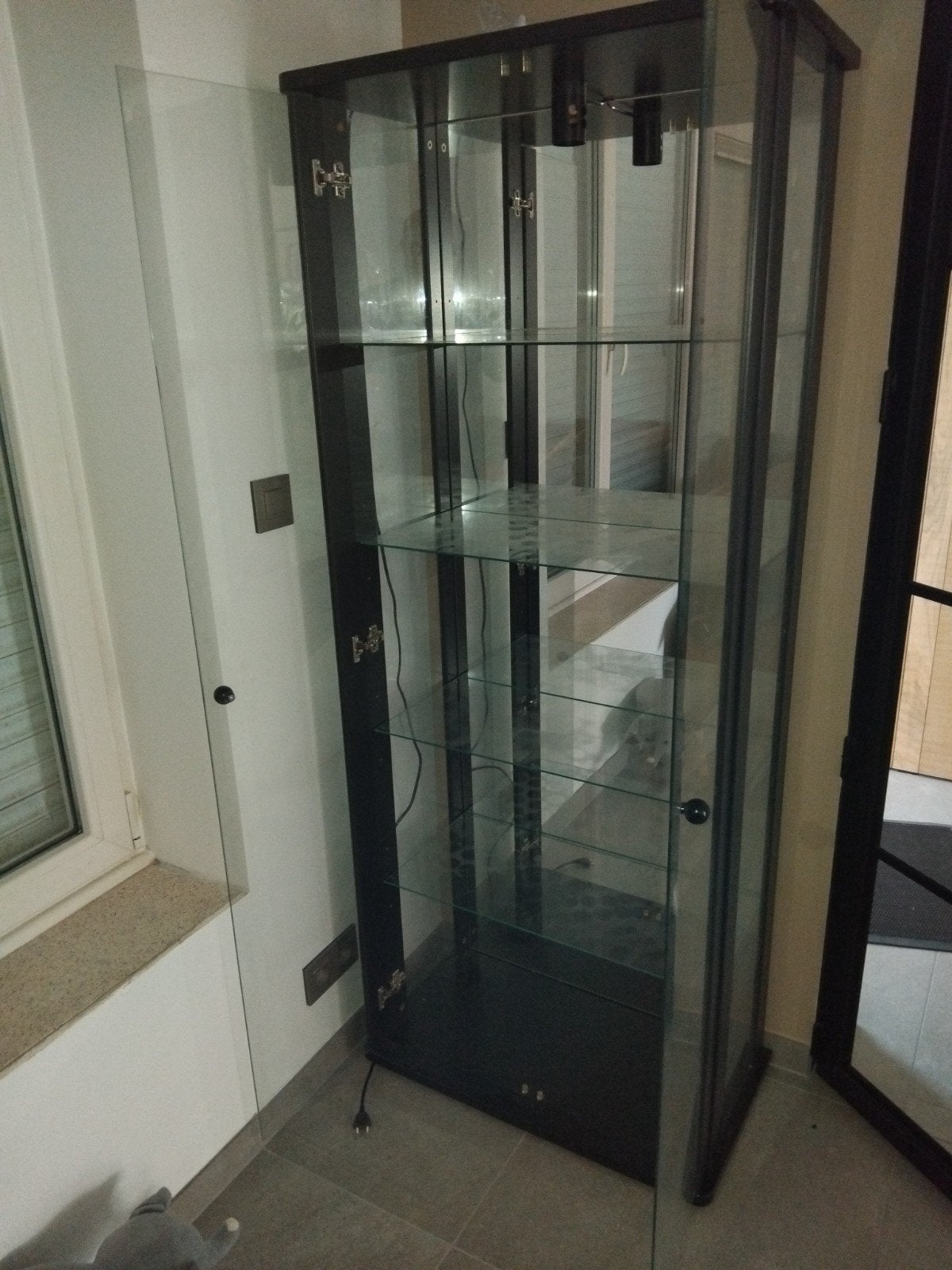 Glazen Vitrine kast zwart, Ophalen