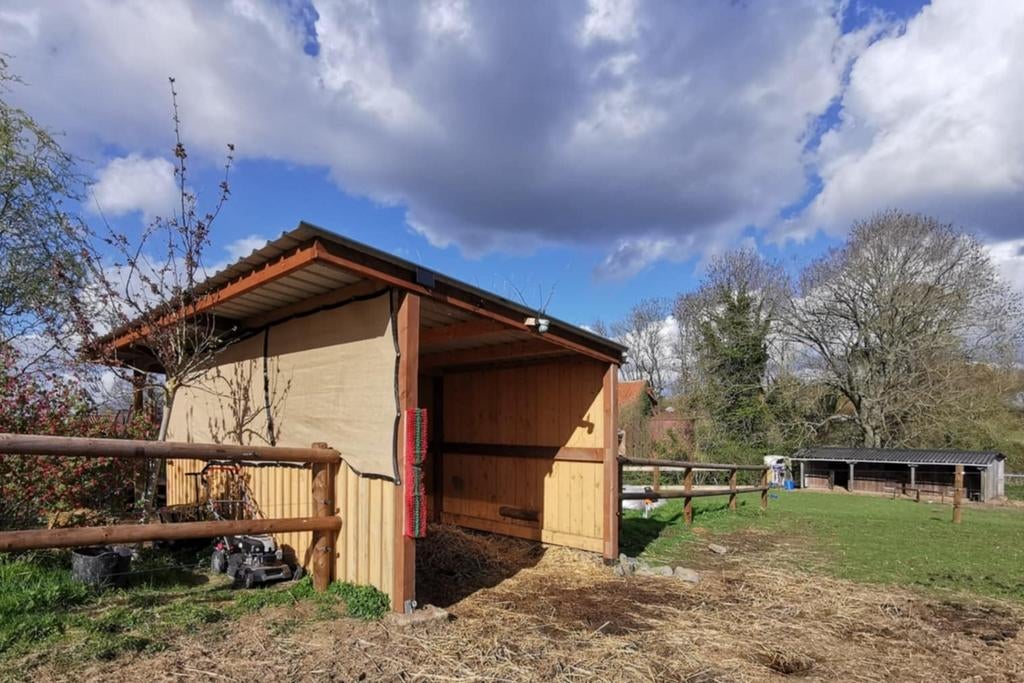 Abri chevaux bois 3x8m – Bosquee & Co – état quasi neuf, Pâturage, 2 ou 3 chevaux ou poneys