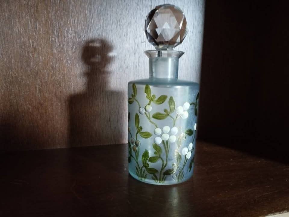 Flacon En Cristal Givrée Décor De Fleurs, Antiquités & Art, Enlèvement