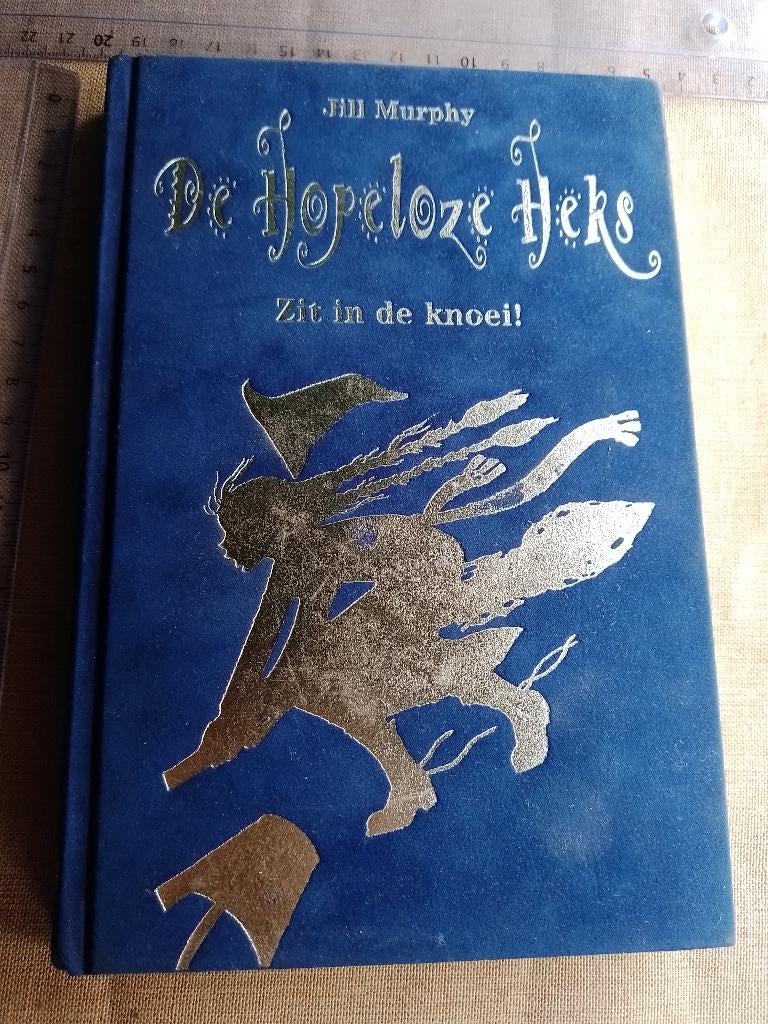 De hopeloze heks zit in de knoei Jill Murphy, Boeken, Ophalen of Verzenden