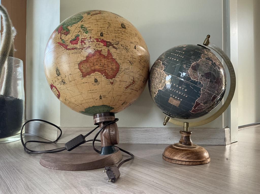 2 wereldbollen 44 en 32 cm hoog., Huis en Inrichting, Woonaccessoires | Wereldbollen, Ophalen, Gebruikt