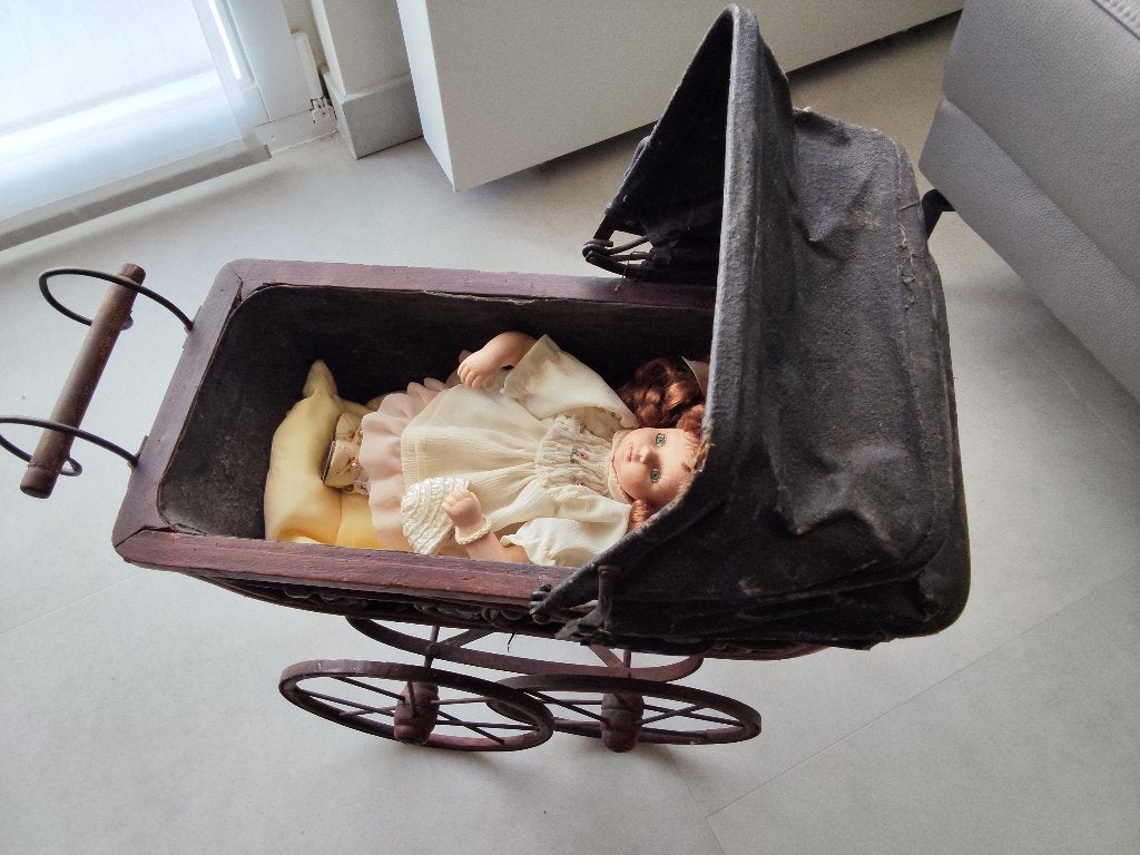Antieke poppenwagen, Ophalen