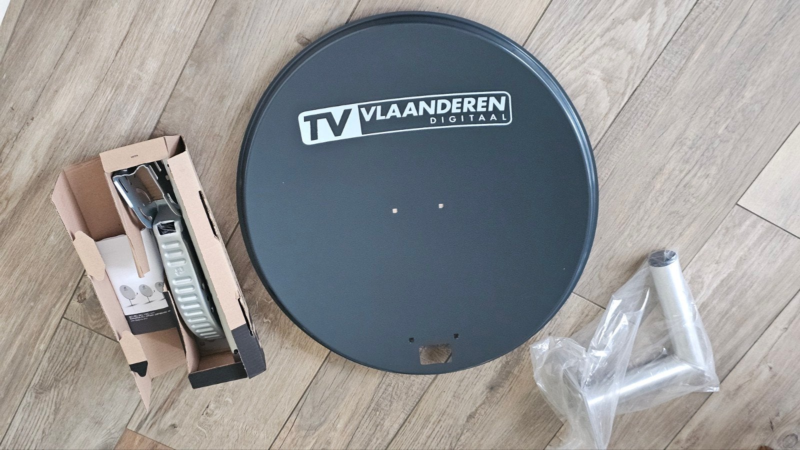 Nouvelle antenne parabolique TV Vlaanderen avec support et k, Enlèvement, Antenne (parabolique)