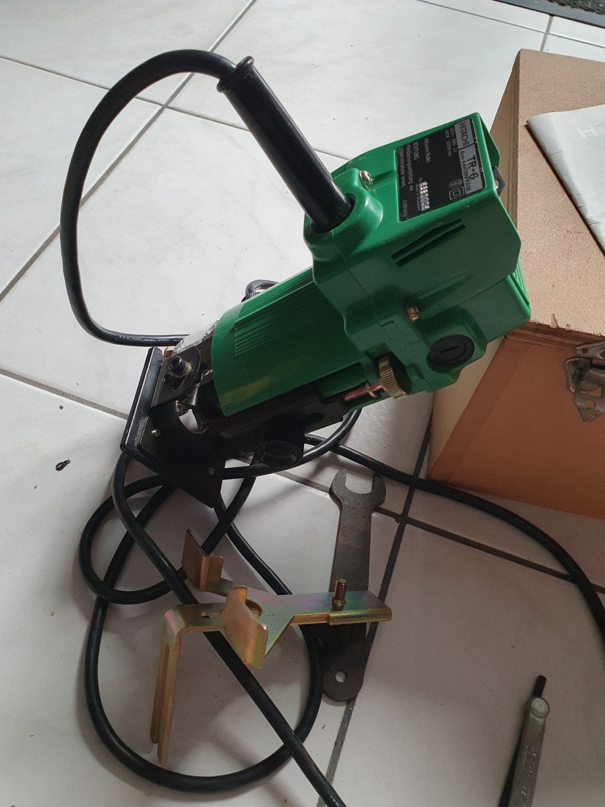 KANTENFREES HITACHI IN HOUTEN KISTJE  TR 6 voor 20 euro, Ophalen, Zo goed als nieuw
