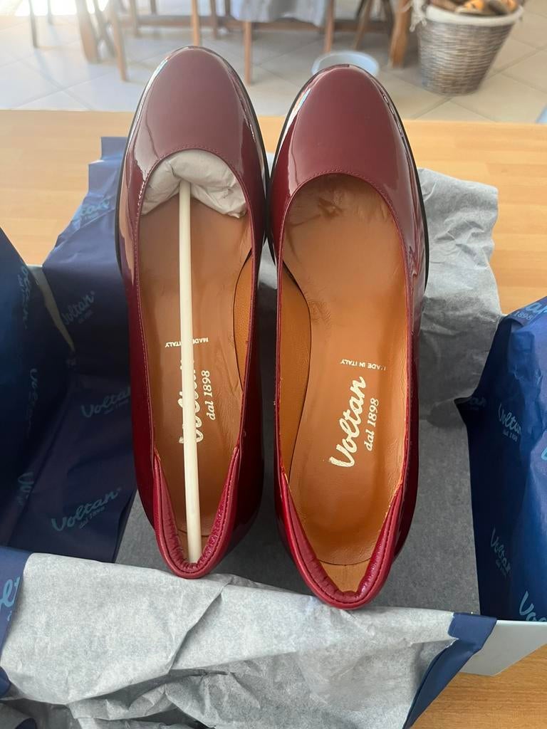 Schoenen rood/bordeau laké Nieuw in doos, Kleding | Dames, Ophalen of Verzenden, Zo goed als nieuw, Rood, Pumps
