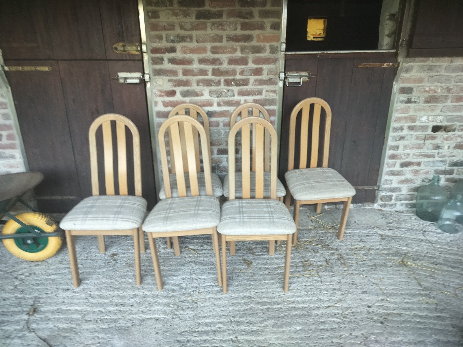 Zes stoelen, Ophalen