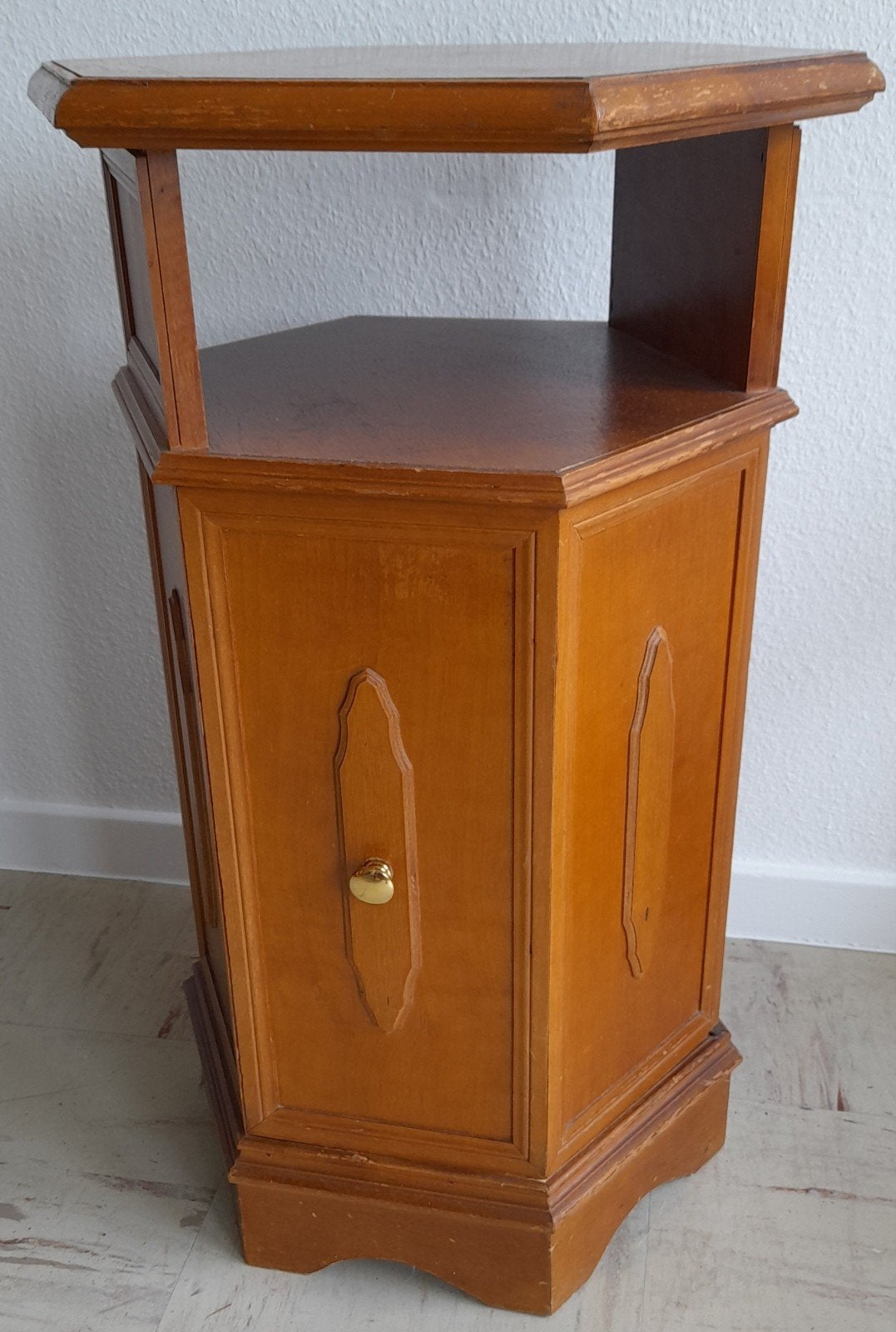Petit meuble d'appoint hexagonal merisier & placage merisier, 70 cm ou plus, 45 à 65 cm, Enlèvement, Utilisé