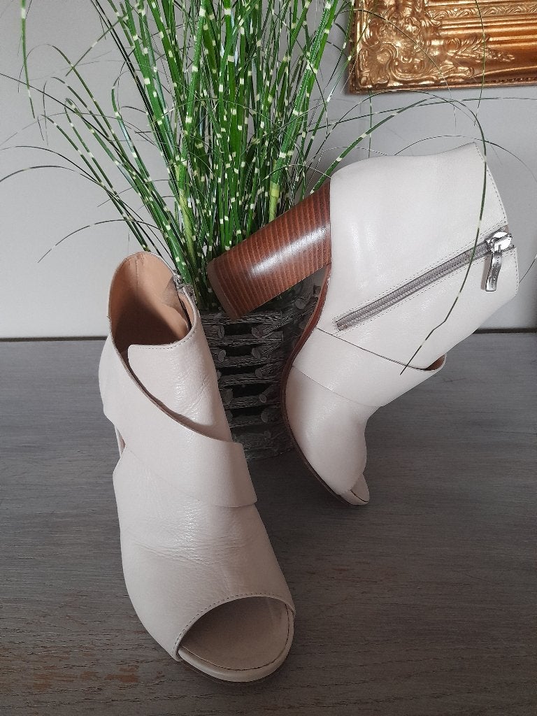 Zomerschoenen van Janet & Janet Nieuw, Beige, Ophalen of Verzenden, Zo goed als nieuw, Schoenen met hoge hakken