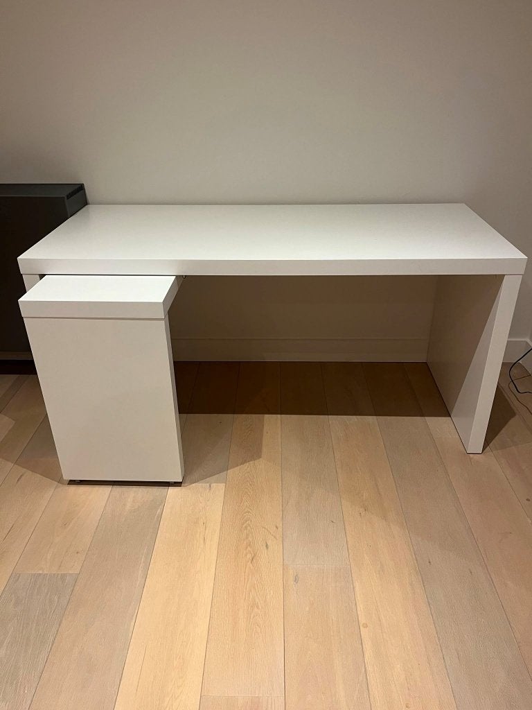 Bureau met extra uitschuifbaar tablet - Ikea Malm, Huis en Inrichting, Ophalen, 65 cm, Spaanplaat of MDF, Zo goed als nieuw