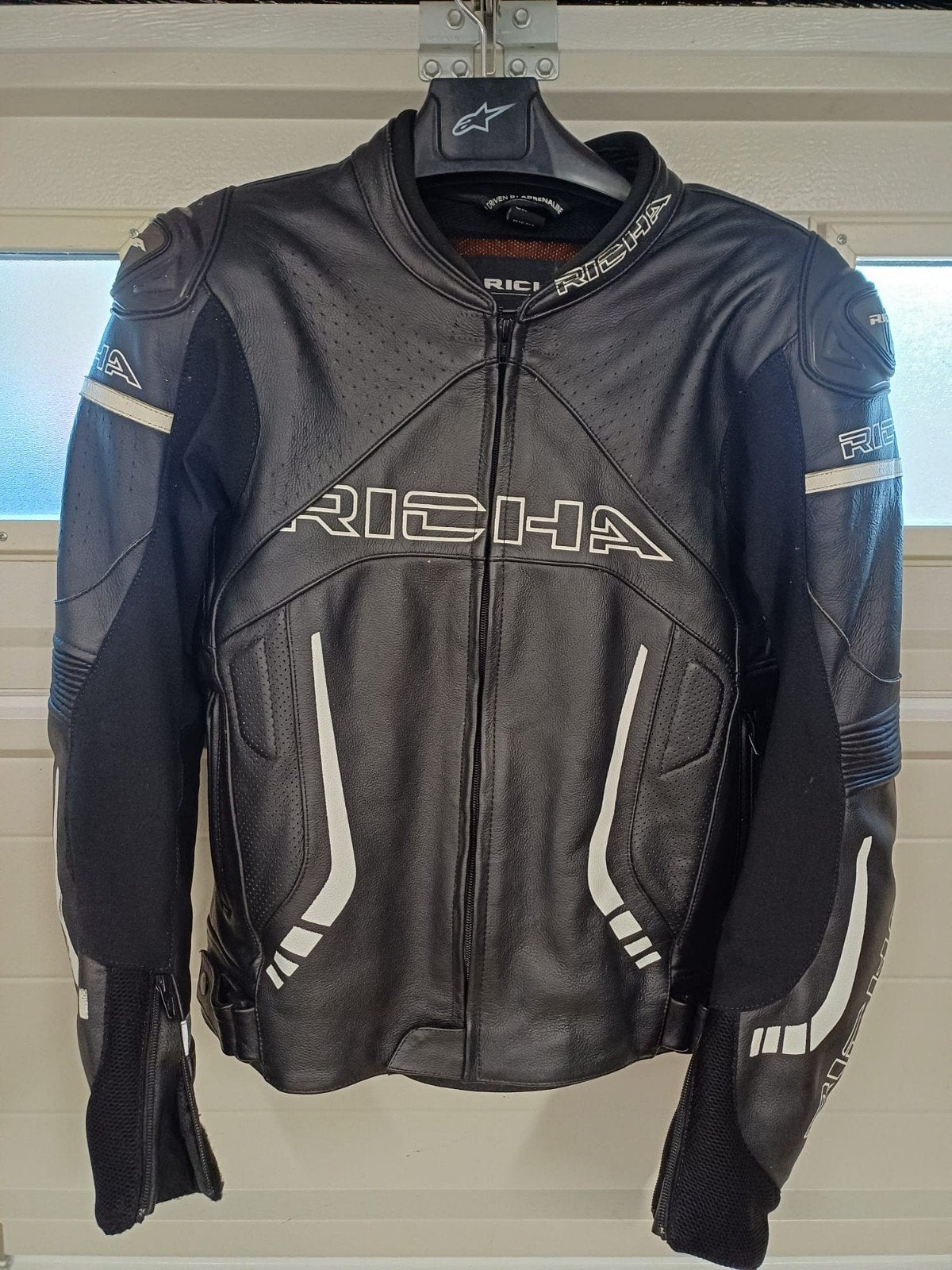Richa motorjas, Motoren, Ophalen