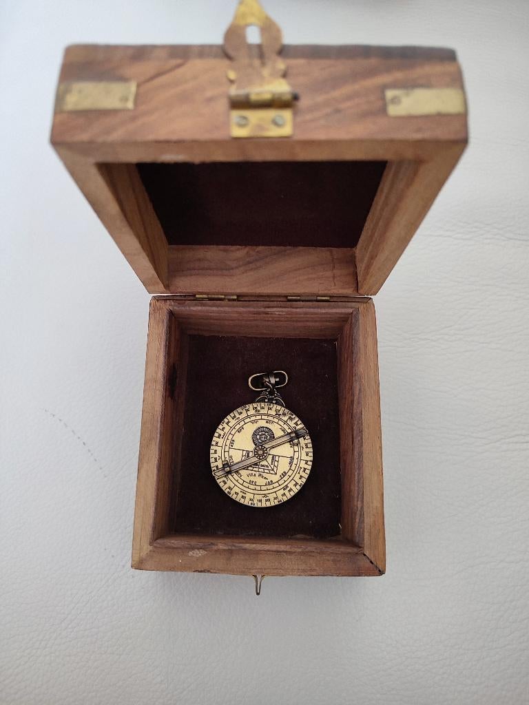 Astrolabe, porte-clés laiton, dans superbe boîte avec ancre, Enlèvement ou Envoi, Comme neuf, Bateau à moteur ou Voilier, Ustensile