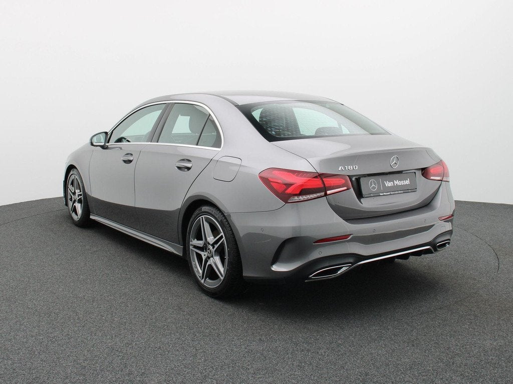 Mercedes-Benz A 180 sedan + AMG LINE + CAMERA + LED + 1Y USE, Auto's, 4 deurs, 4 cilinders, 136 pk, Leder en Stof