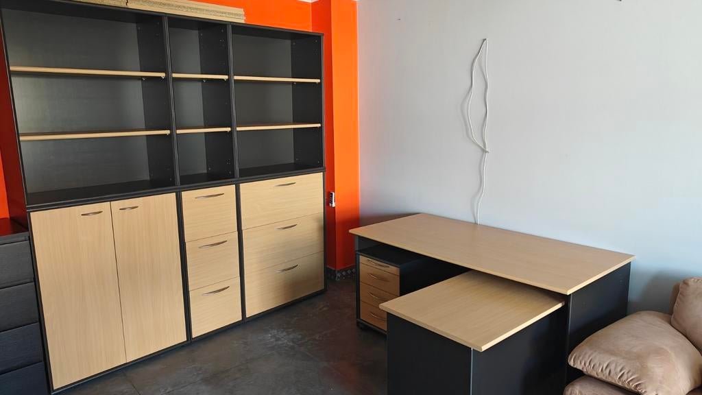 Bureau met kasten, Enlèvement