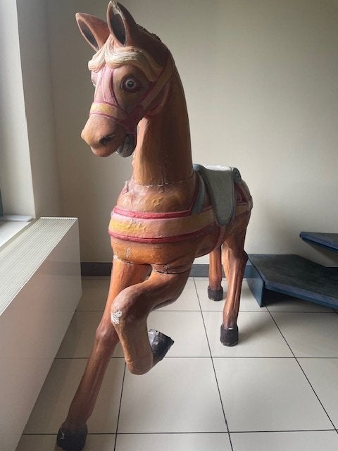Antiek houten paard, Ophalen