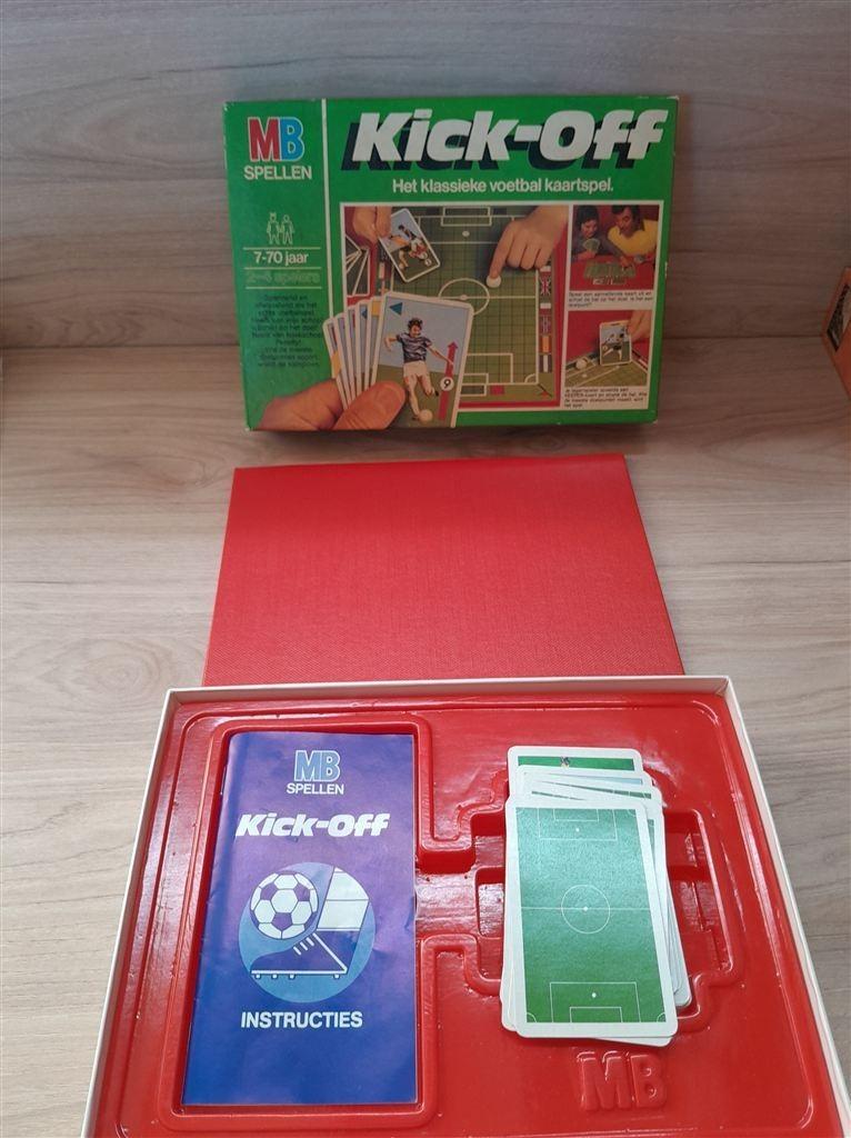 Kick-Off het klassieke voetbal kaartspel - s3741, Hobby en Vrije tijd, Verzenden, Zo goed als nieuw