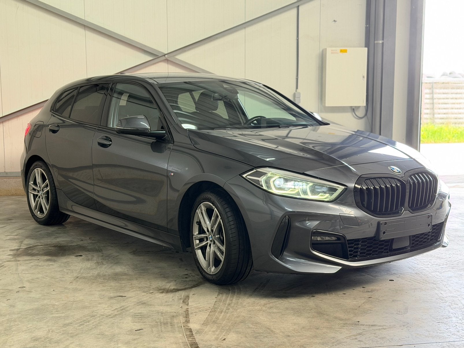 BMW 1serie M-Sport | Automaat | 2021 | (Overname mogelijk), Autos, BMW, Argent ou Gris, Entreprise, Noir, 5 portes