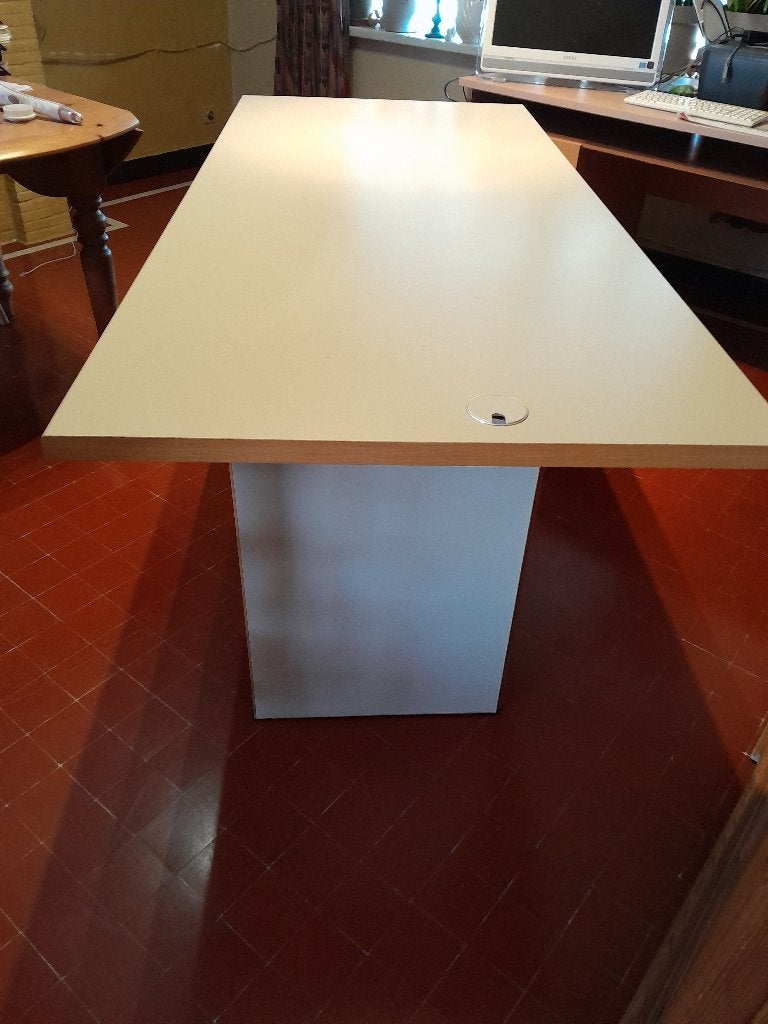 grote witte bureau, Ophalen