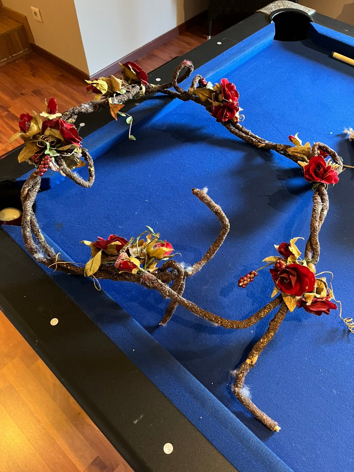 Decoratieve slinger rode rozen op hout, Ophalen of Verzenden, Zo goed als nieuw