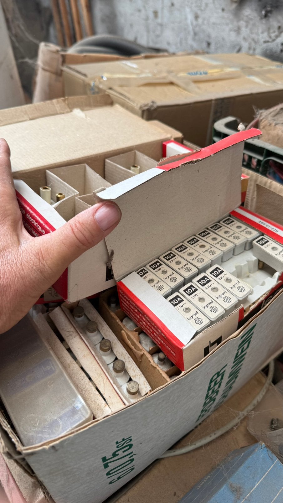 Zekeringen oud model en rest van pvc buizen, Enlèvement, Utilisé