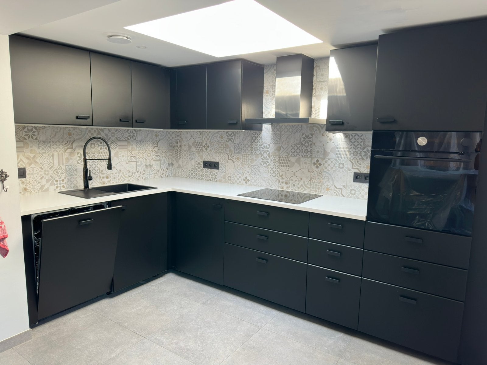 CUISINE IKEA NOIRE (2 ans) + 4 APPAREILS ÉLECTRO+DÉMONTÉS, Enlèvement, Comme neuf, Noir