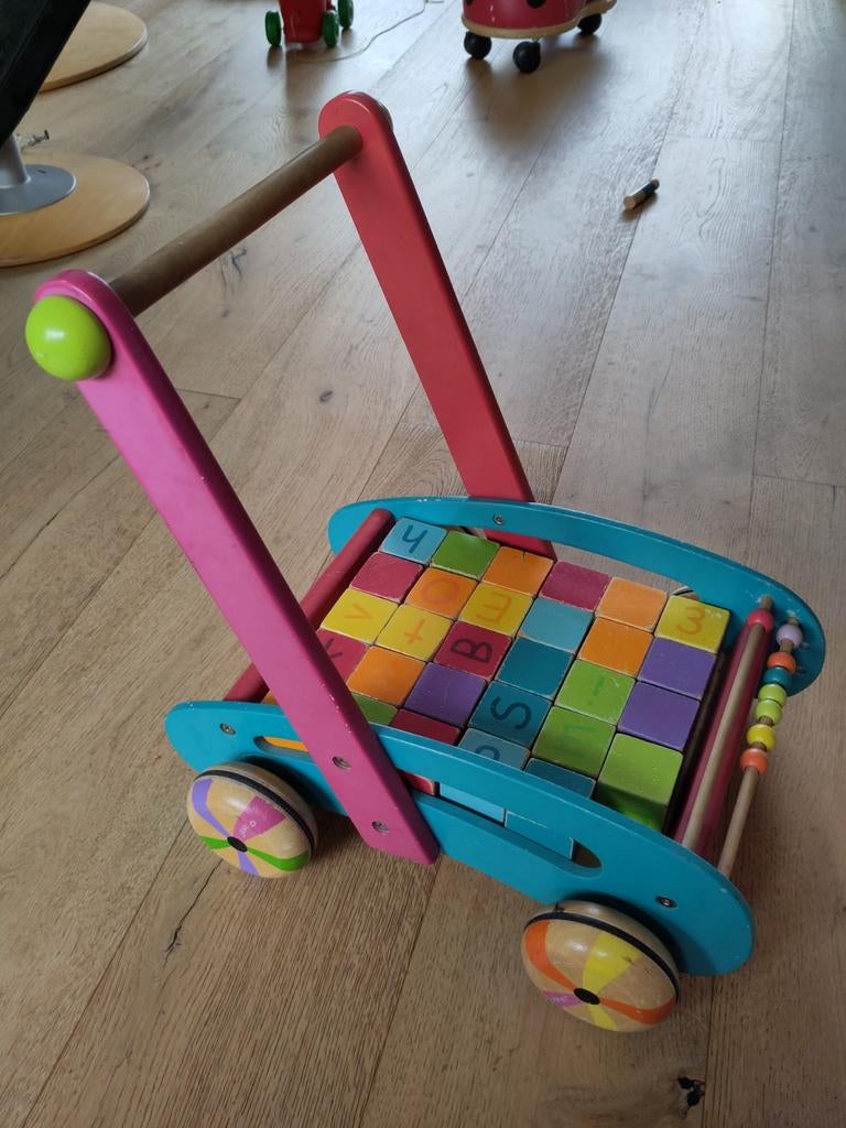 Loopwagentje Janod met blokken, Ophalen