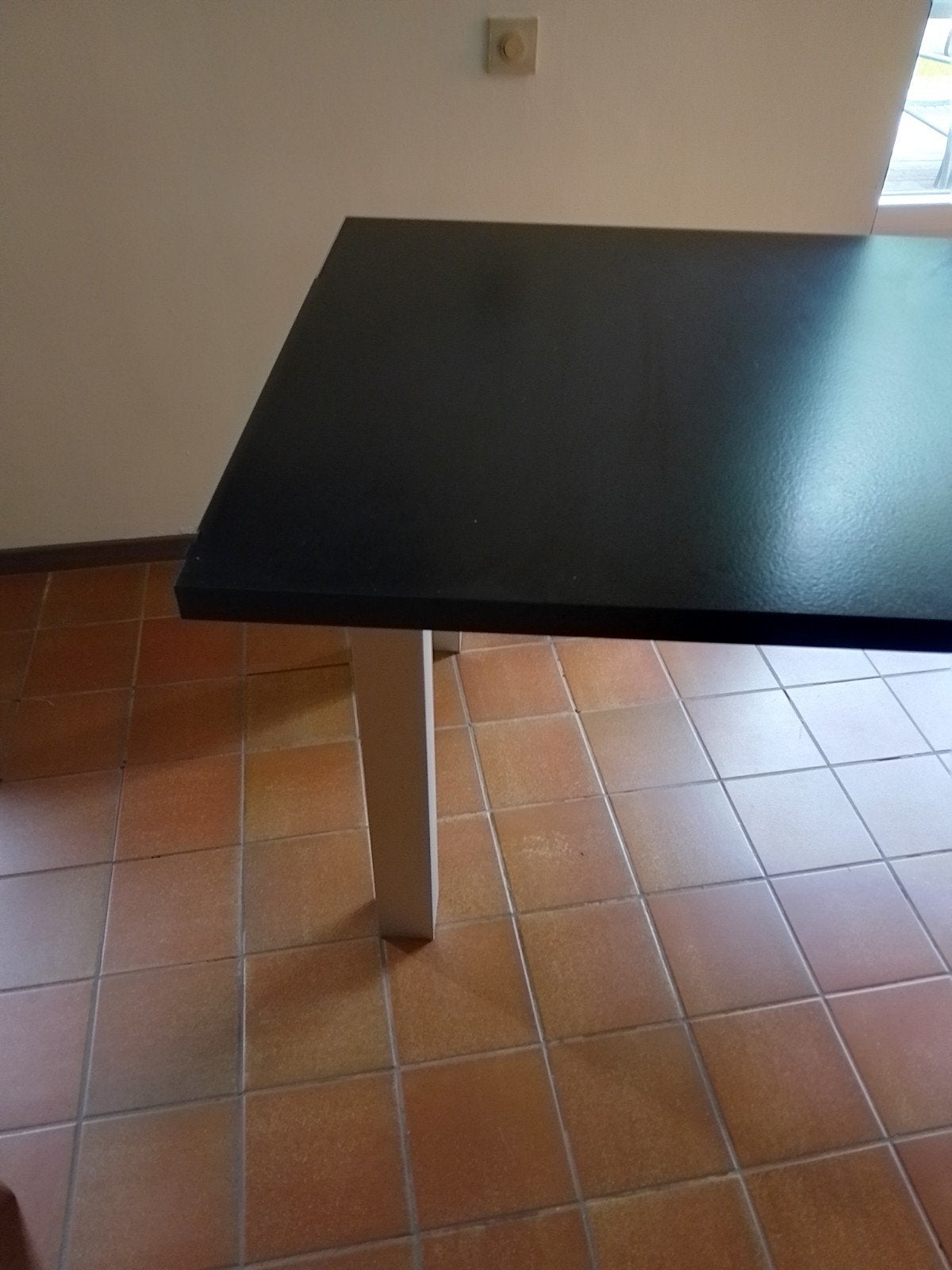 Table de cuisine noire avec piètement inox. Chaises dispo