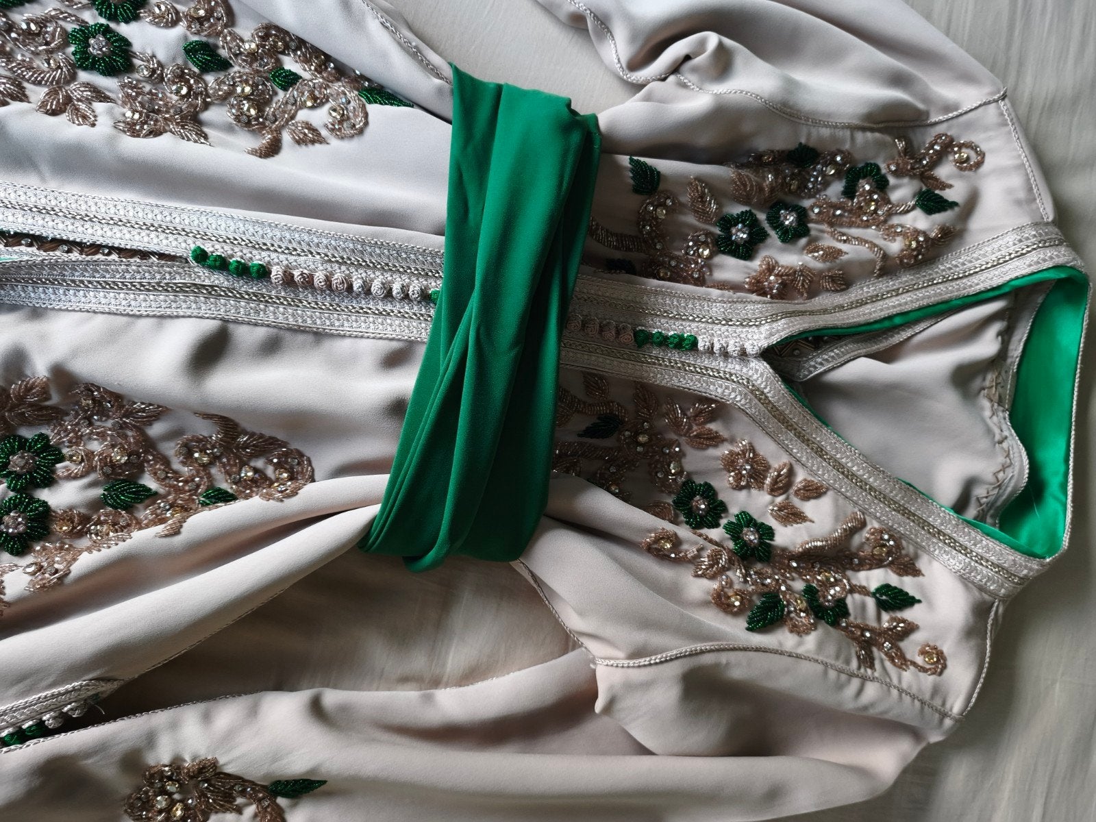 Takchita/beige en groene kaftan, Galajurk, Beige, Ophalen of Verzenden, Zo goed als nieuw