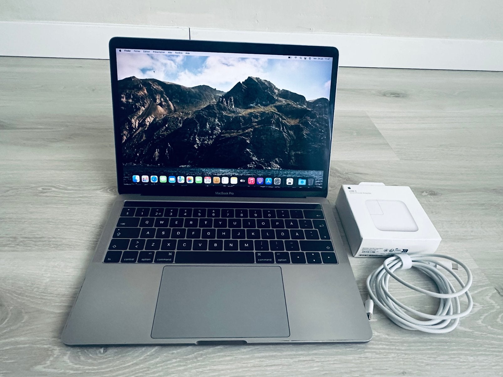 Macbook Pro 13 Inch Touche bar + Chargeur original Neuf, Computers en Software, Apple Macbooks, Ophalen, Zo goed als nieuw, MacBook