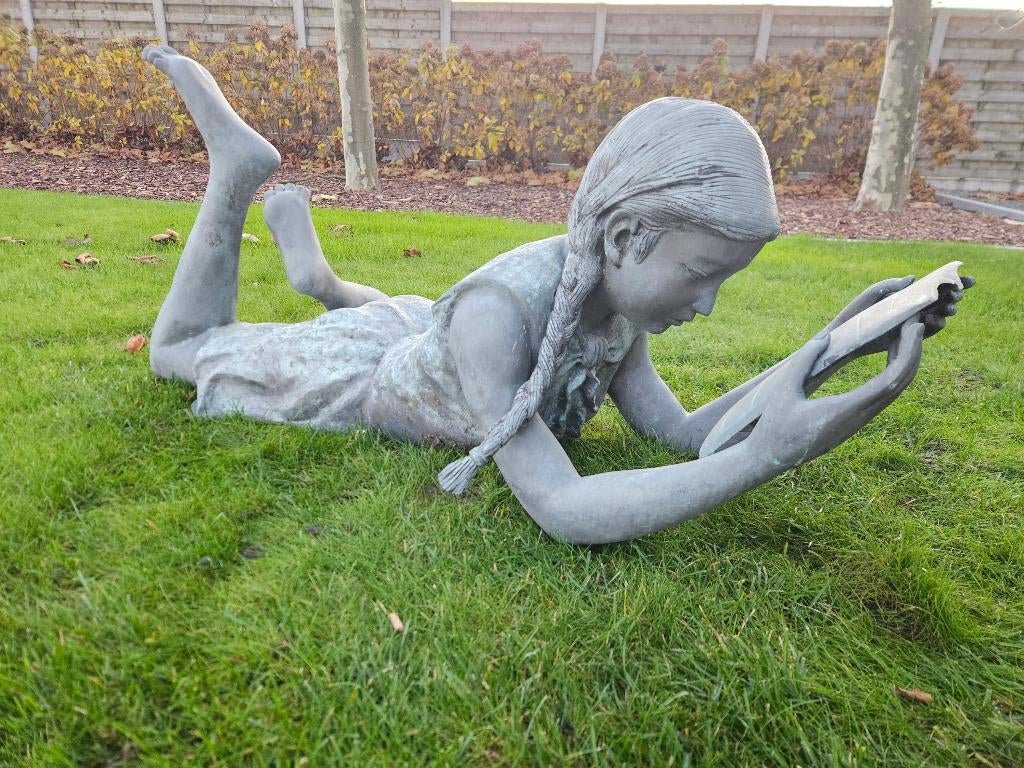 BRONZEN LEZEND MEISJE OUDE BRONZEN AAN 850 EURO KOOPJE!!!, Tuin en Terras, Tuinbeelden, Zo goed als nieuw, Mensenbeeld, Overige materialen