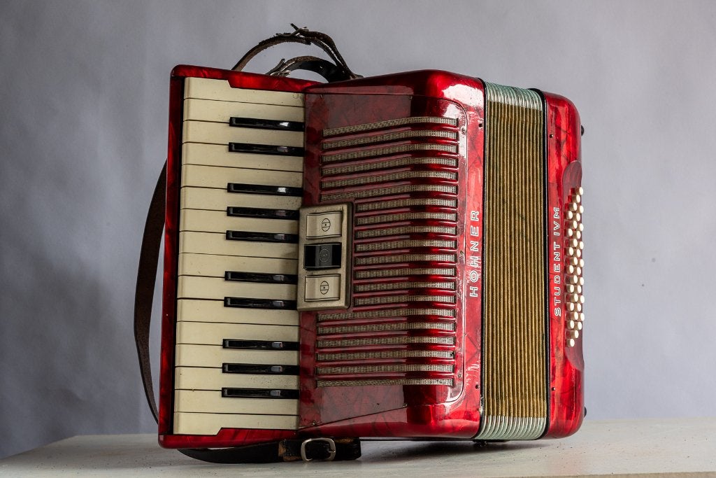 Red Hohner Student IVM 32 Piano Accordeon, Gebruikt, 32-bas, Met koffer, Hohner