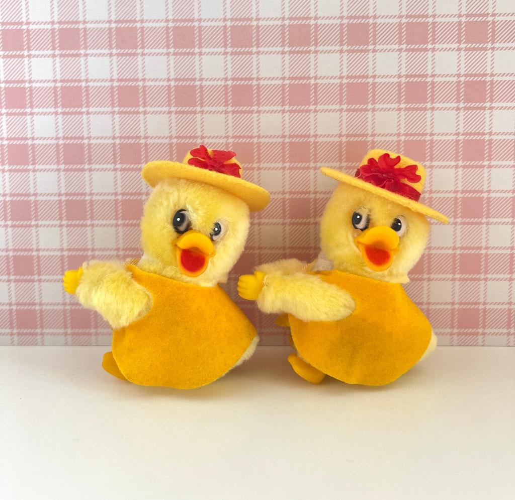 Peluche pince-doigt canard / poussin jaune à chapeau, Enfants & Bébés, Jouets | Peluches, Jaune, Enlèvement ou Envoi, Overige karakters