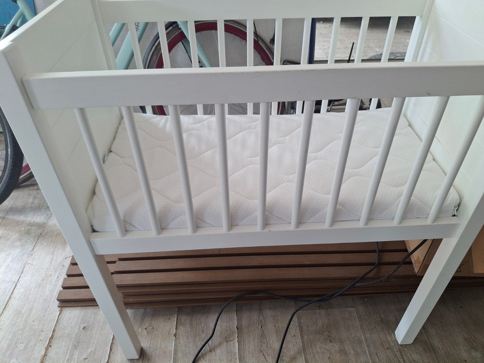 Baby bedje met matrasje in goede staat, Ophalen
