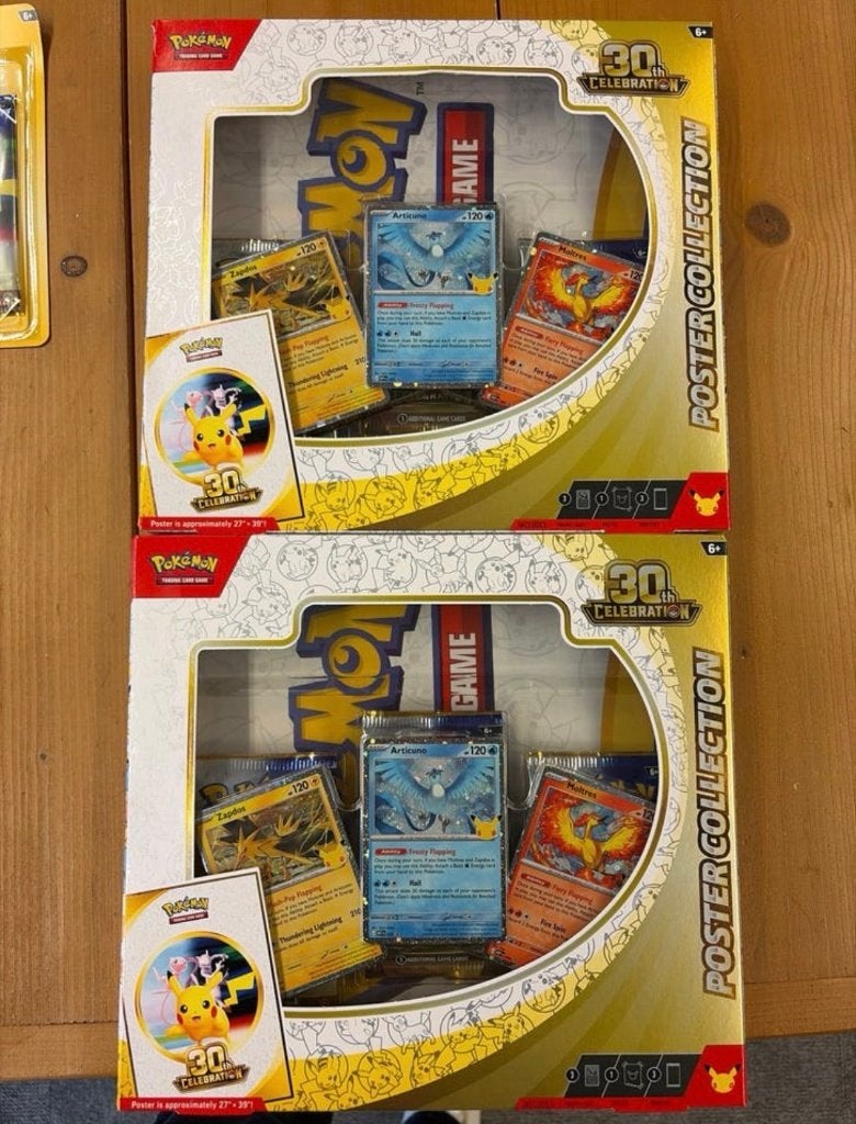 Pokemon 30th Celebration Binder Poster Collection tin, Ophalen of Verzenden, Nieuw, Boosterbox, Foil