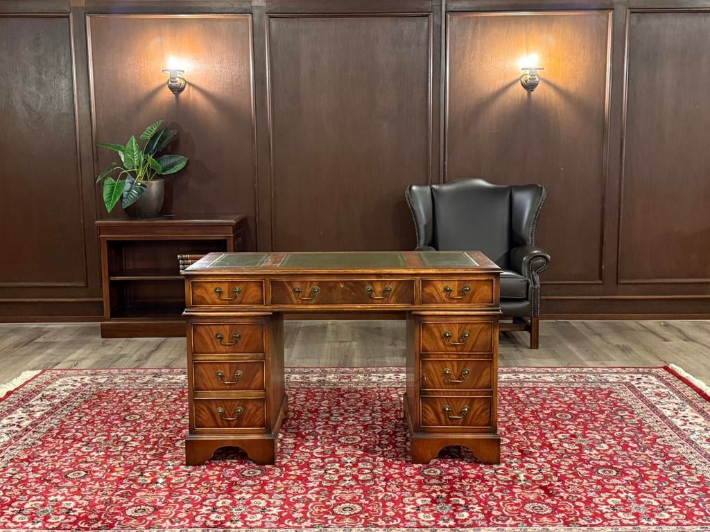 Klassiek Engels bureau #655, Huis en Inrichting, Hout, Bruin, Ophalen of Verzenden, Zo goed als nieuw