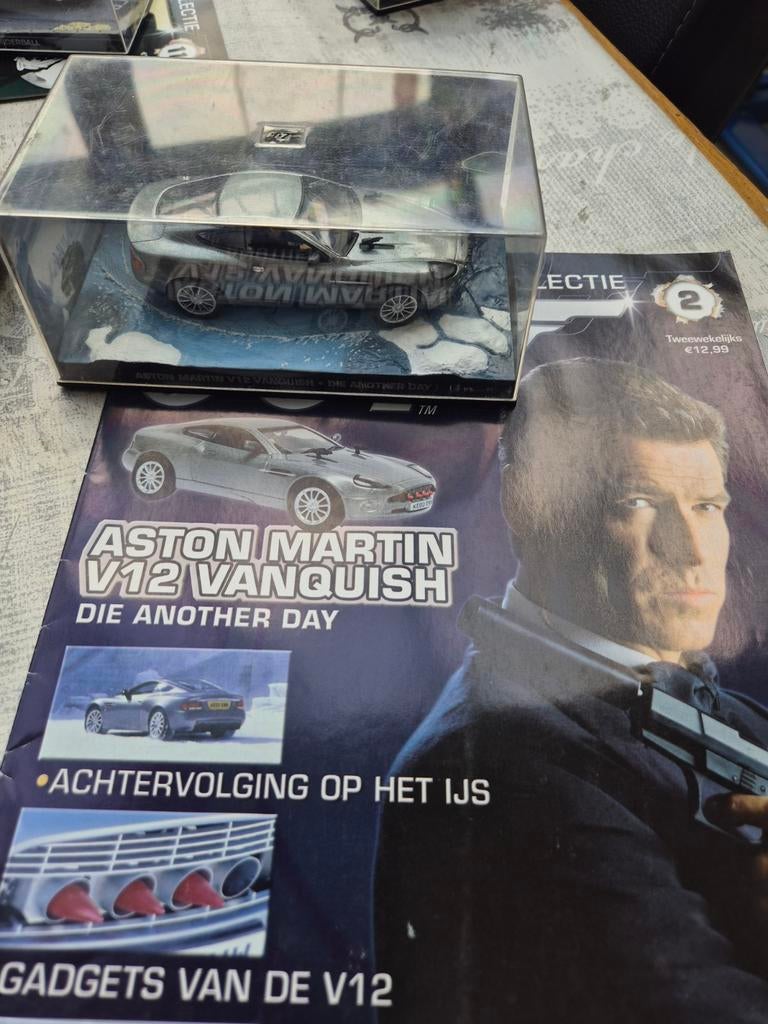1.43 james bond auto met boekje nr 2 aston martin, Enlèvement ou Envoi, Voiture