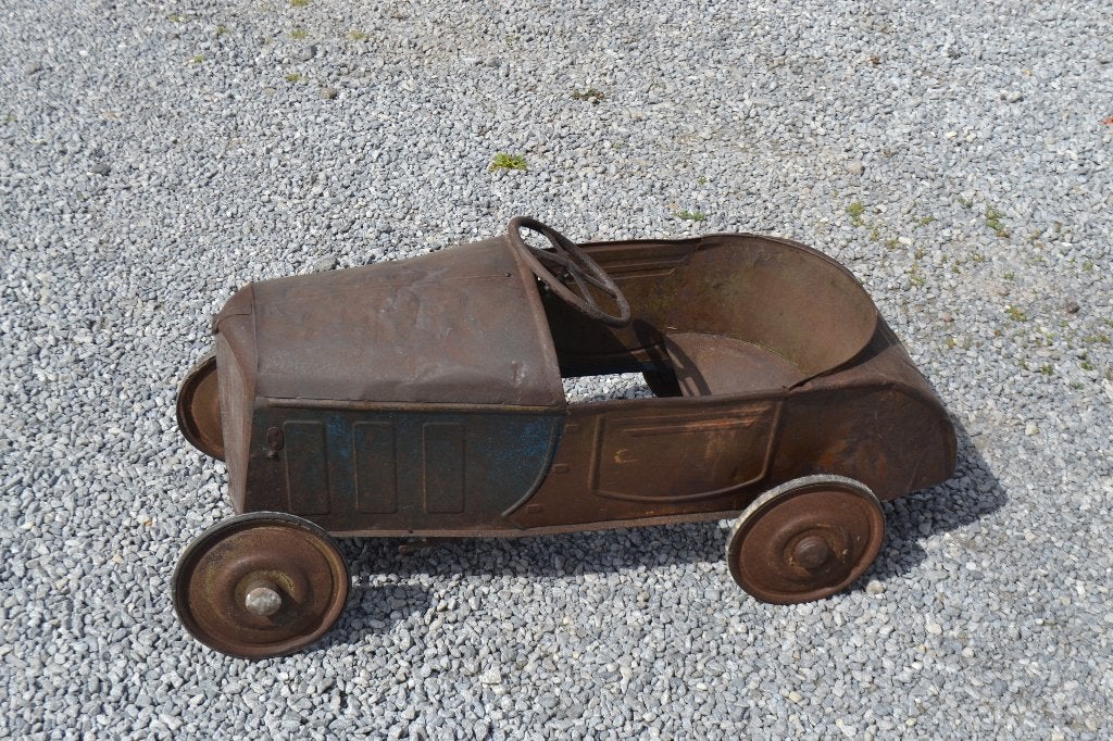 Très ancienne voiture en tôle et à pédales, Enlèvement