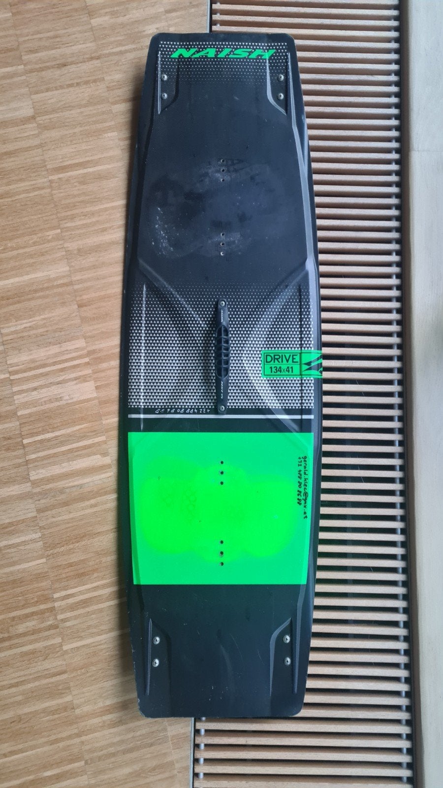Kiteboard Twintip Naish Drive, Sports nautiques & Bateaux, Double astuce, Enlèvement, Utilisé, Planche de kite